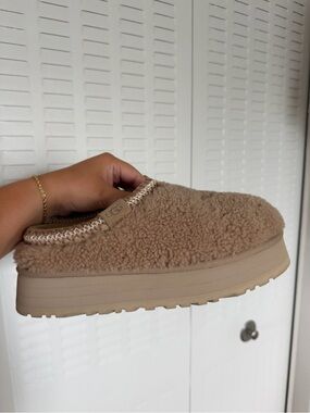 UGG Maxi Curly Tazz Slippers in Sand